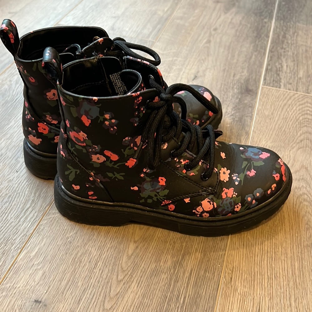 Girls combat boots flower print size 2